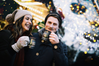 Pärchen auf dem Weihnachtsmarkt - 