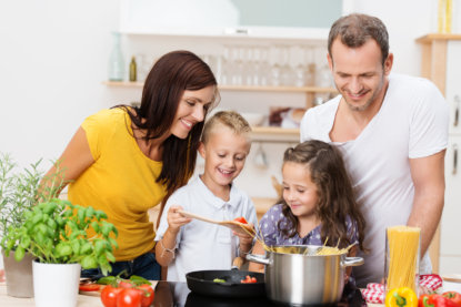 familie kocht zusammen spaghetti - 