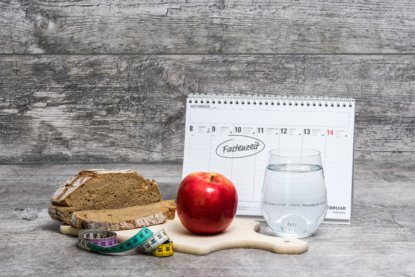 Diet Meal Grey Background with Calendar (Fastenzeit) - 
