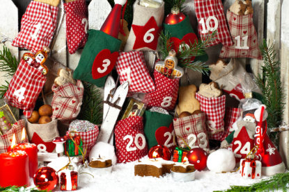 Wiederverwendbarer Adventskalender aus gefüllten Jutesäckchen - 