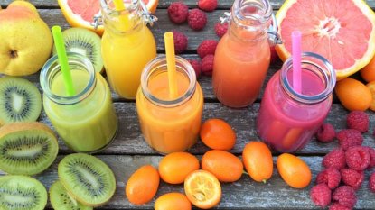 smoothies früchte bunt farbenfroh vitamine gesund obst frisch ernährung getränk vegan saft lebensmittel fruchtig vitalstoffe detox gesundheit vorbeugen erkältung grippe virus food-fotografie naturprodukt bio glutenfrei smoothie strohhalme gläser kiwi kumquat himbeere grapefruit beerenobst immunsystem stärken kur diät schlank abwehrkräfte entgiften abwehr prophylaxe saftig vitaminreich vitamin c zucker fruchtzucker smoothies smoothies obst smoothie smoothie smoothie smoothie smoothie - 